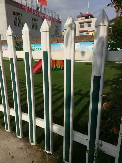 图 贵阳塑钢PVC仿木色草坪防护栏围栏栅栏栏杆 成都产品供应加工